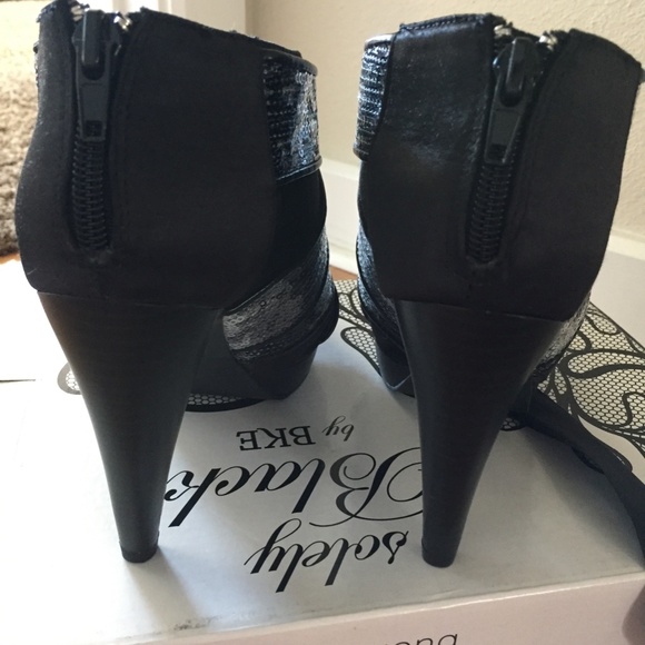 Buckle BKE Peep Toe Platform Dress Pump Stiletto Heel Satin Black 6.5 Party - Picture 7 of 7